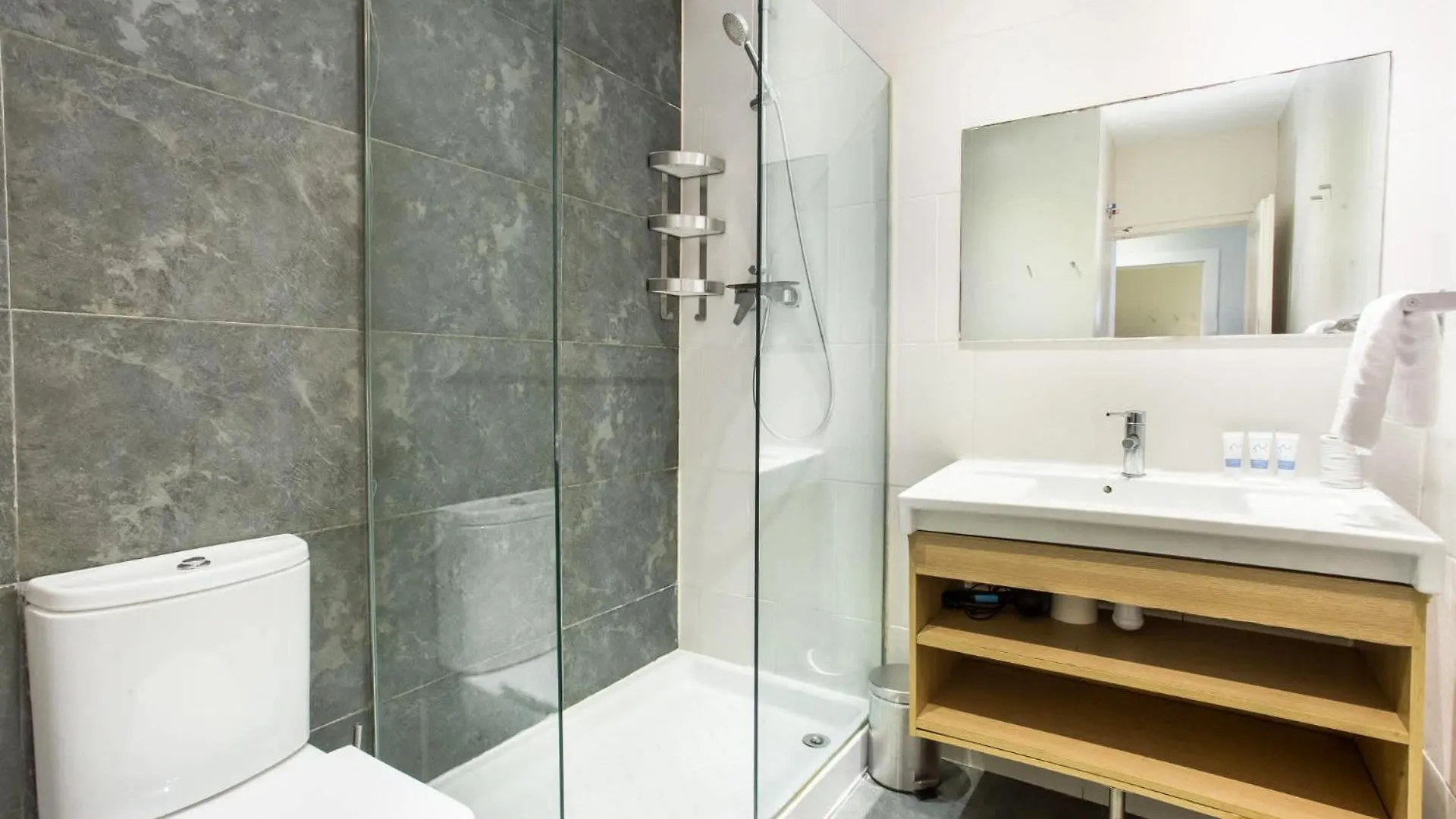 4Bedroom Apart With Balcony In Las Ramblas 3-2 Барселона