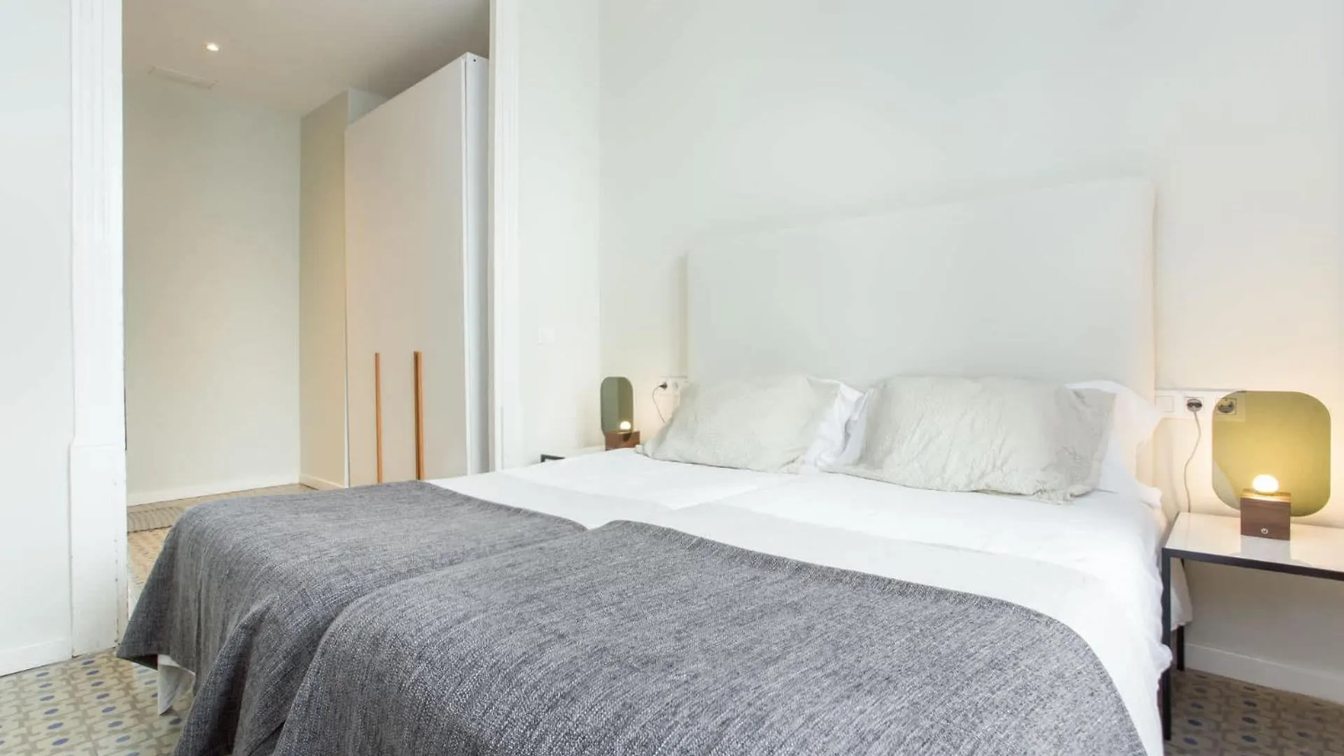 4Bedroom Apart With Balcony In Las Ramblas 3-2 Barcelona Apartment